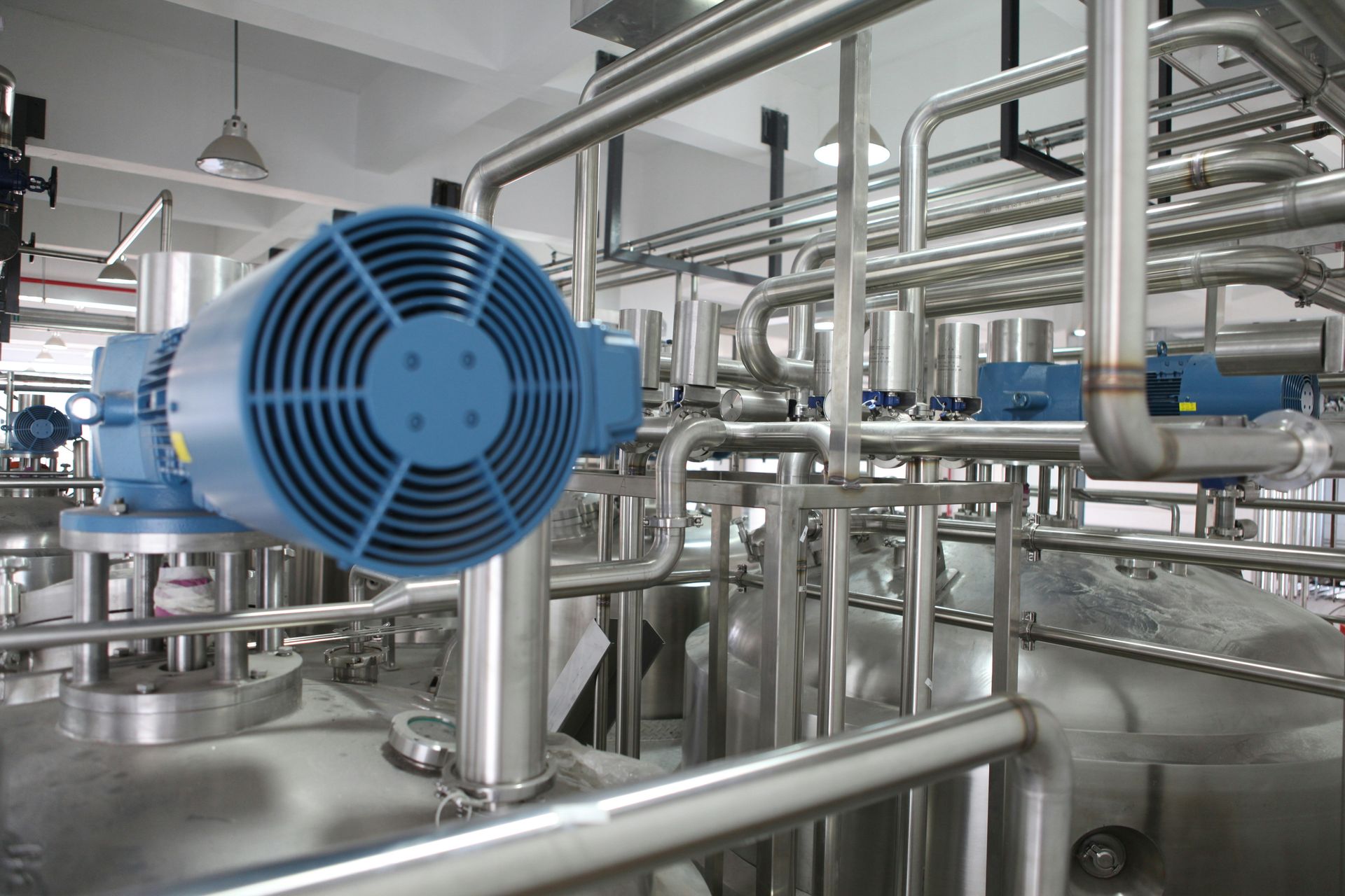 Industriële installatie met leidingen en een elektromotor