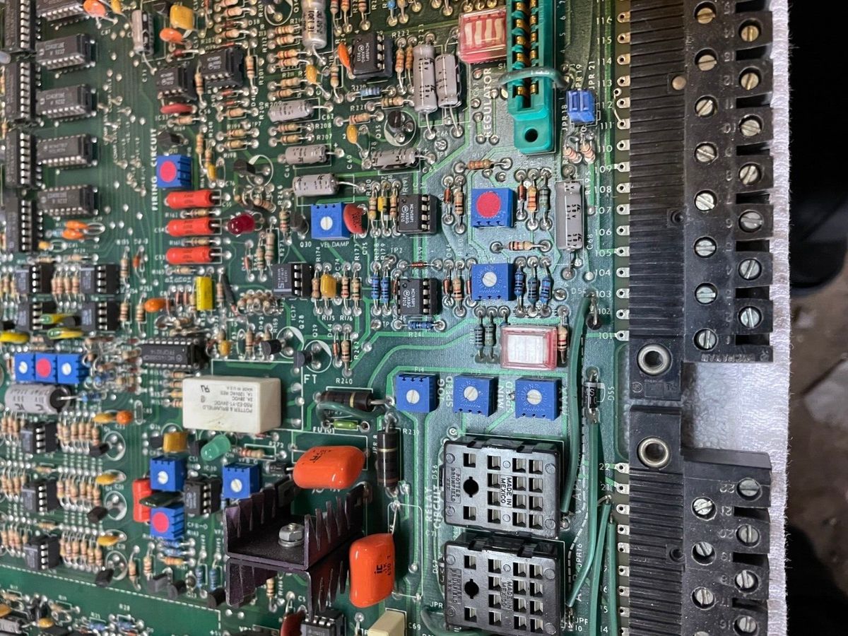 Oudere machine-eigen stuurkaart met doorlopende componenten